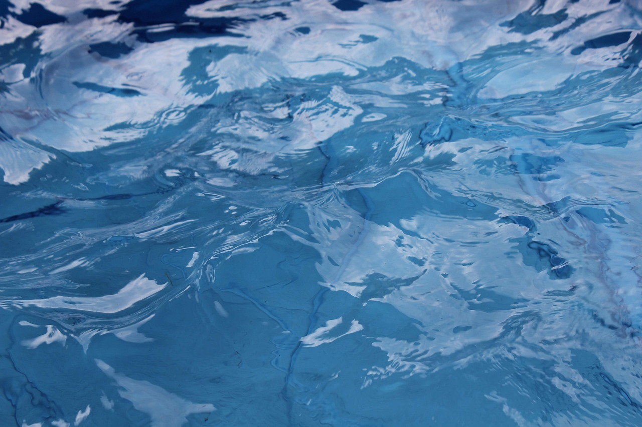 Limpeza de piscina: tabela de preços atualizada para você cobrar certo