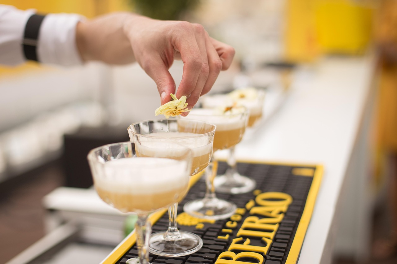 Tabela de preços para bar: Quanto cobrar por drinks e bebidas