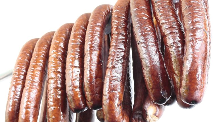 Como é feita a calabresa? Entenda o processo completo