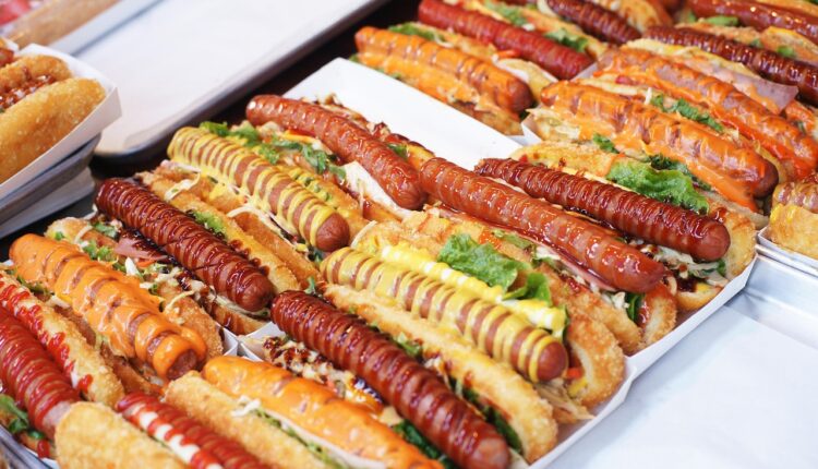 Nomes criativos para lanchonete de cachorro-quente: 34 ideias para se destacar