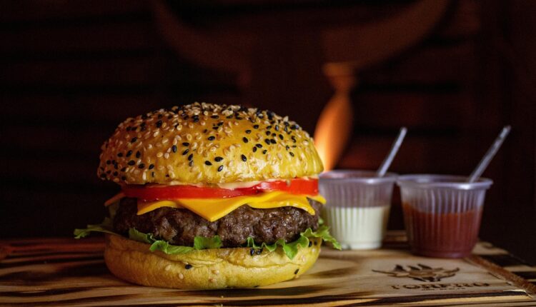 Tabela de preços de hambúrguer: veja quanto cobrar e lucrar nas vendas