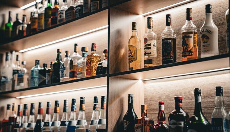 Como montar um bar pequeno gastando pouco: Guia prático e direto