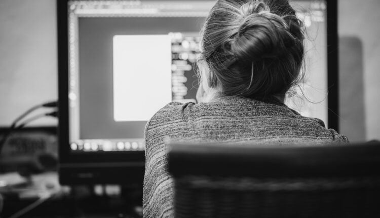 Empresas que oferecem serviços para fazer em casa e ganhar dinheiro