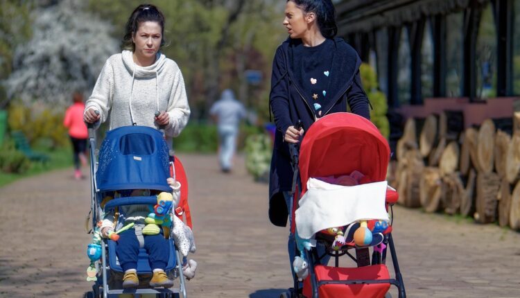 Cuidar de bebê por dia: Veja quanto cobrar pelo serviço
