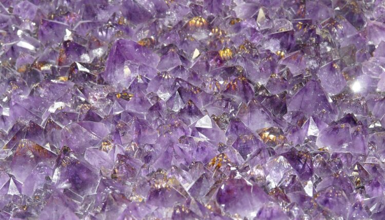 Onde vender pedras preciosas? Veja os melhores canais para negociação