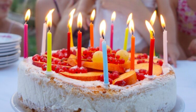 Quanto cobrar por bolos decorados? Veja a tabela de preços atualizada
