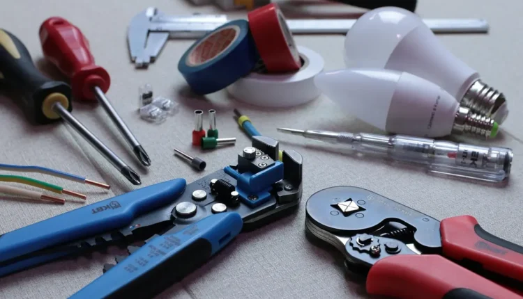 Quando chamar um eletricista para evitar riscos e prejuízos