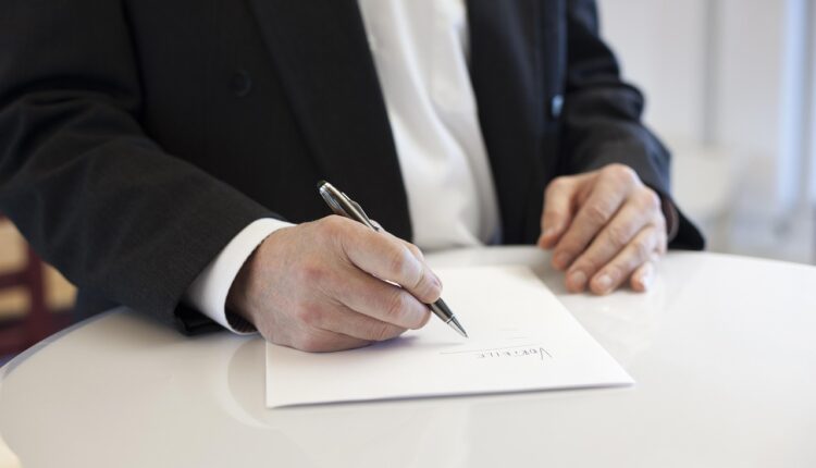 Signatário significado: entenda o termo usado em contratos